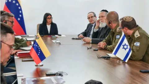 Venezuela Geçici Devlet Başkanı Delcy Rodríguez, İsrail heyetini uğurluyor.