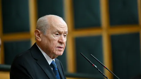 MHP Genel Başkanı Devlet Bahçeli, bir basın toplantısında konuşurken çekilmiş bir fotoğrafı.
