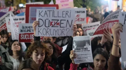 Kadın cinayetlerini protesto eden bir grup insan
