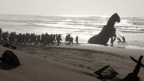 Christopher Nolan'ın Odyssey filminin bir sahnesi ve Goya'nın tablosunun yan yana gösterildiği görsel.
