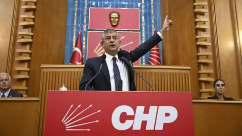 Özgür Özel'in yeni parti kurma çalışmaları kapsamında iki farklı isim için imza topladığına dair haber.