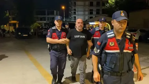 Yönetmen Ezel Akay ve kardeşi Eren Kazım Akay gözaltına alınırken