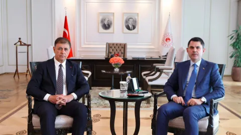 İzmir Büyükşehir Belediye Başkanı Cemil Tugay ve Çevre, Şehircilik ve İklim Değişikliği Bakanı Murat Kurum'un bakanlıktaki görüşmesinden bir kare.