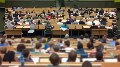 Dört farklı üniversiteden öğrenciler, üniversite tercihleri ve üniversiteli olmanın anlamı üzerine konuşuyor.