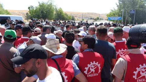Sendika avukatı Mustafa Avcıoğlu ve Genel İşçi Sağlığı ve İş Güvenliği Sekreteri İrfan Kaya, Beypazarı Adliyesi önünde açıklama yaparken.