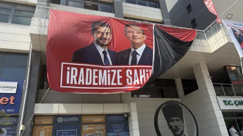Çankaya Belediyesi'ne asılan pankartta Mansur Yavaş'ın yüzünün kapatılmış hali.