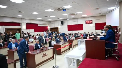 Yüreğir Belediye binası önünde toplanan kalabalık
