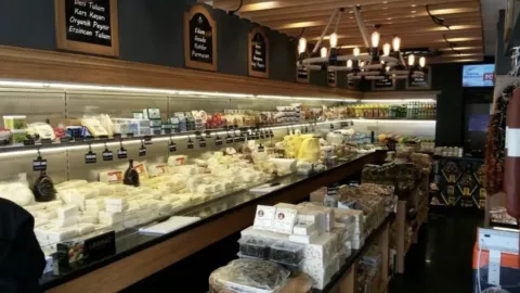 Tahsildaroğlu peynirinde listeria bakterisi tespit edildiği ve ürünlerin toplatıldığına dair haber görseli.