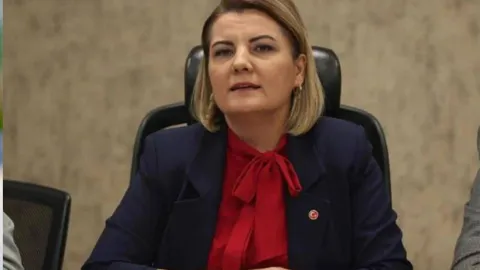 İzmit Belediye Başkanı Fatma Kaplan Hürriyet'in görevden uzaklaştırılmasına ilişkin haber görseli.