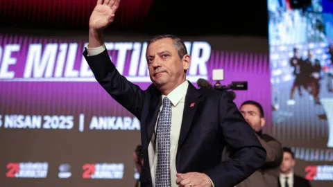 Özgür Özel ve diğer milletvekillerinin CHP'den istifa ederek yeni bir parti kurma hazırlığına ilişkin haber.