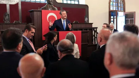 Özgür Özel, YENİ Parti Genel Başkanı olarak seçildi.