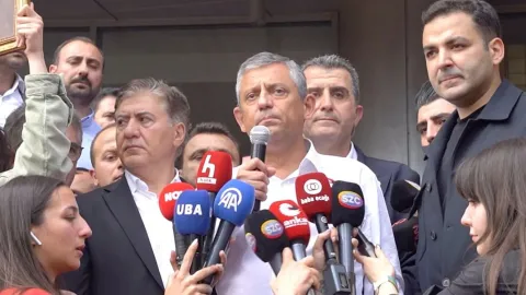 MHP Genel Başkanı Devlet Bahçeli ve Yeni Parti Genel Başkanı Özgür Özel'in yan yana olduğu görsel.