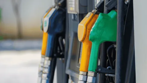 Petrol fiyatlarındaki artış ve Türkiye'ye etkileri üzerine haber görseli.
