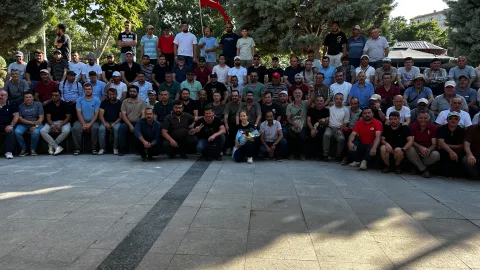 Yunus Emre Termik Santrali önünde toplanan işçiler.