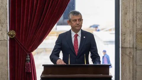 Özgür Özel Anıtkabir Özel Defteri'ne yazarken