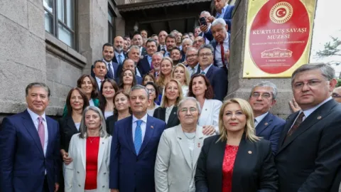 Yeni Parti logosu ve parti yöneticilerinin toplantıdaki bir görüntüsü.