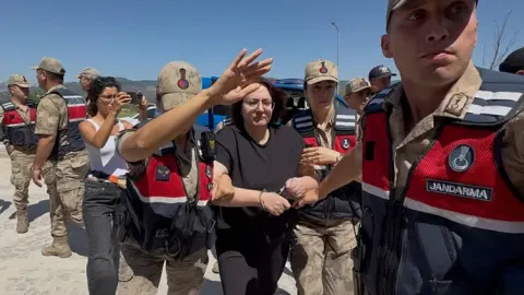 Gülistan Doku soruşturması kapsamında tutuklanan Handan Sonel ve eski Vali Tuncay Sonel'in fotoğrafları.