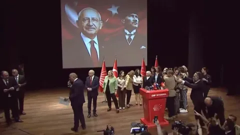Kemal Kılıçdaroğlu konuşma yaparken, arkada Gürsel Tekin'in olduğu bir sahne.
