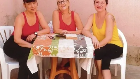 Gazeteci Çiğdem Mater ve belgeselci Mine Özerden'in cezaevine sevk edildiğini gösteren sembolik fotoğraf.