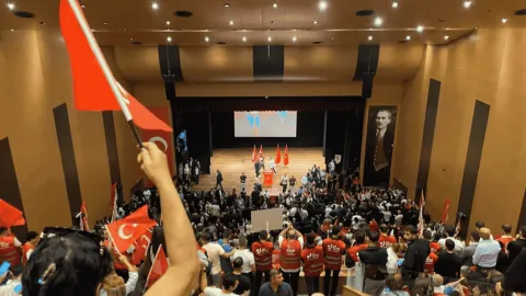 Kemal Kılıçdaroğlu'nun katıldığı CHP üye törenine figüran taşındığı iddiasına dair görsel.