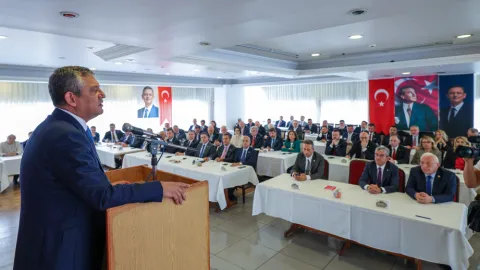 Özgür Özel'in Yeni Parti Genel Başkanı seçildiğini gösteren görsel.