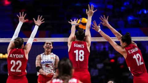 A Milli Kadın Voleybol Takımı oyuncuları sevinirken