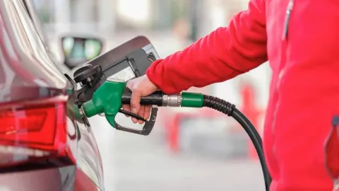 Benzin istasyonunda motorin pompası ve fiyat tabelası.