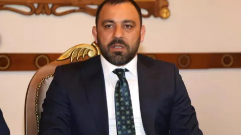 Gençlik ve Spor Bakan Yardımcısı Hamza Yerlikaya'nın oğlunun güreş maçında hakemin üzerine yürüdüğü an.