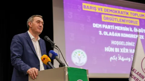 DEM Parti Eş Genel Başkanı Tuncer Bakırhan konuşma yaparken