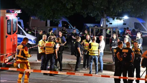 Berlin'deki Onur Yürüyüşü sırasında bir minibüsün kalabalığa dalması sonucu oluşan olay yeri.
