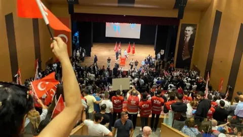 CHP rozet töreninde çekilmiş bir fotoğraf karesi.