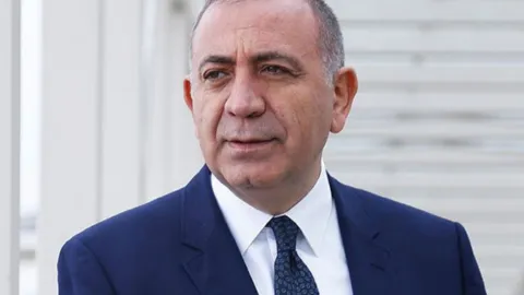 Gürsel Tekin basın toplantısında konuşuyor.