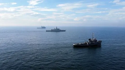 İran bayrağı ve Hazar Denizi'ni temsil eden bir görsel.