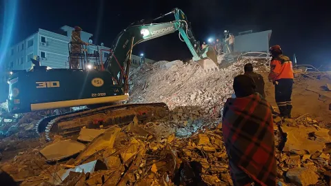 Grand İsias Otel'in deprem sonrası yıkılmış hali