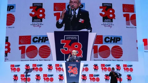 CHP logosu ve parti binası görseli.