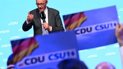 Almanya Başbakanı Friedrich Merz'in kabine değişikliği planı, Ulaştırma Bakanlığı için düşünülen ismin görevi reddetmesiyle krize girdi.