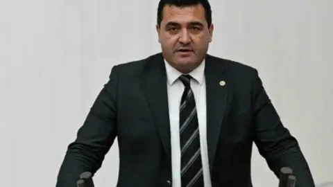 Ulaş Karasu ve Mustafa Varank arasında sosyal medyada yaşanan tartışmaya dair görsel.