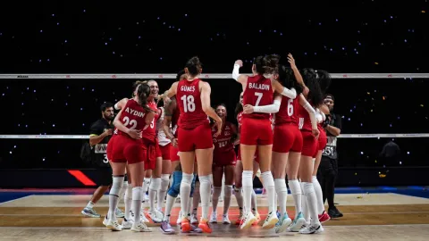 Türkiye Kadın Voleybol Takımı oyuncuları FIVB Milletler Ligi şampiyonluğunu kutluyor.