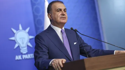 AKP Sözcüsü Ömer Çelik açıklama yaparken