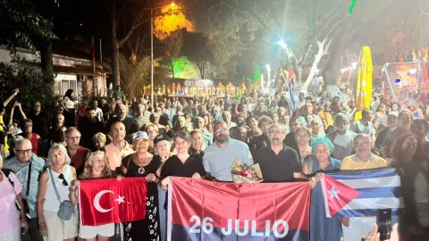 İzmir Dikili'de düzenlenen Küba dayanışma etkinliğinden bir görüntü.