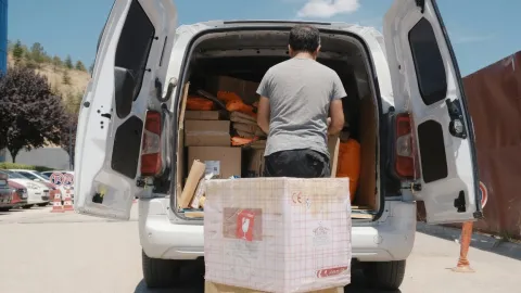 Bir kurye paketleri dağıtırken