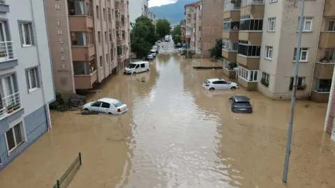 Kastamonu Cide'de sel sularının bastığı bir cadde.