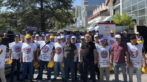 Maden işçileri Doruk Madencilik önünde oturma eylemi yapıyor.