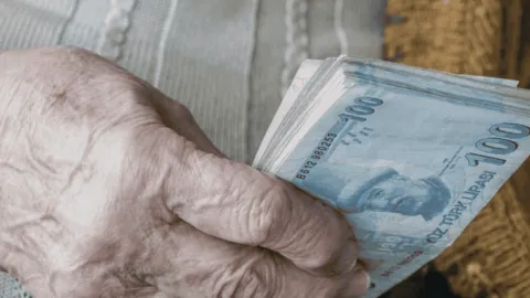 SGK binasının dış görünüşü ve üzerinde "Devlet Katkısı Kaldırıldı" yazısı