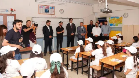 TÜGVA'nın yaz okullarında ilkokul çocuklarına yönelik başlattığı dondurma kampanyasını gösteren bir görsel.