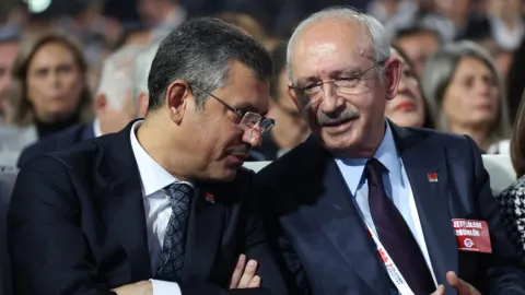 Kemal Kılıçdaroğlu ve Özgür Özel'in bulunduğu siyasi bir meclis ortamını temsil eden görsel.