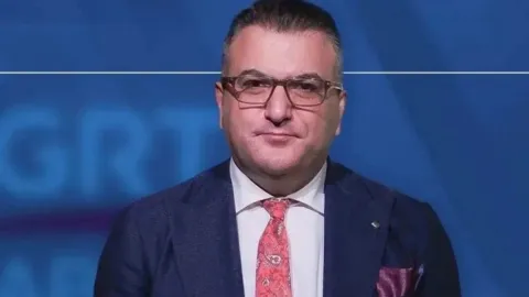 Cem Küçük'ün TGRT Haber ve Türkiye Gazetesi'nden ayrılmasına ilişkin haber görseli.