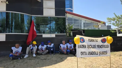 Maden işçileri Yıldızlar SSS Holding önünde oturma eylemi yapıyor.