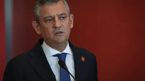 Özgür Özel'in basın toplantısından bir görüntü.