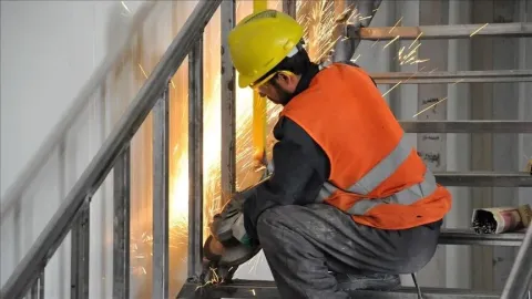 Türkiye'de sendikalaşma oranını gösteren grafik ve işçi görseli